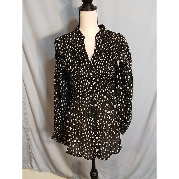 Hayley Matthews accordion  style black blouse with white dots - Picture 1 of 7